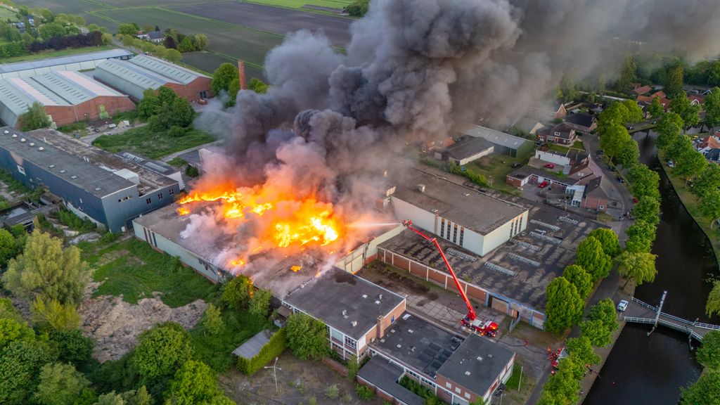 Brand In Oude Pekela: Vezelhennepfabriek In Vlammen