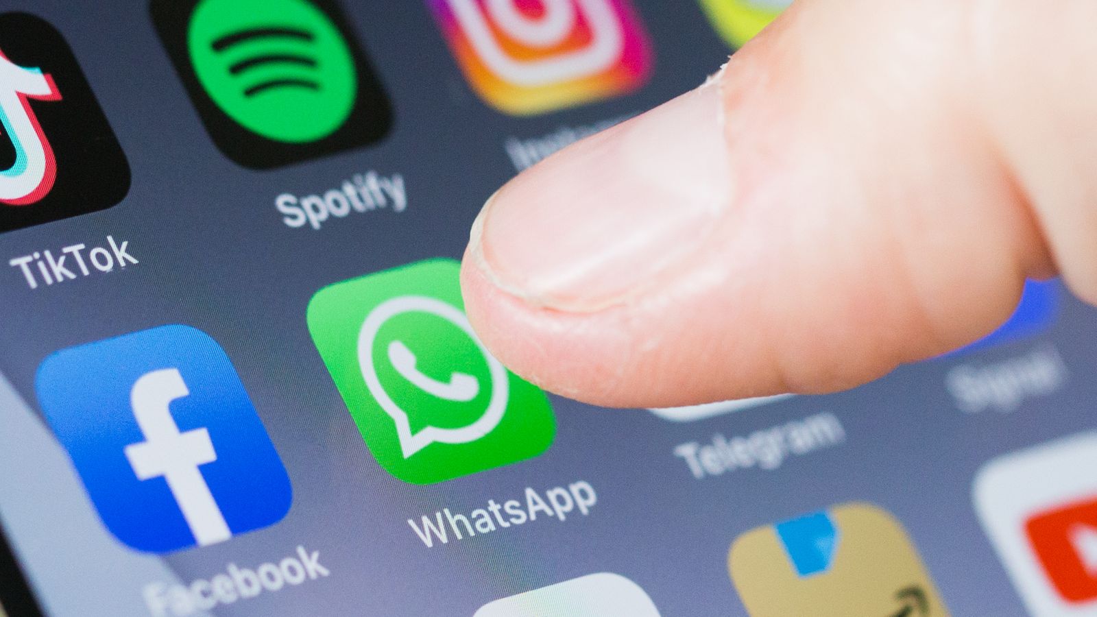 Chat WhatsApp Misterius:  Penyebab & Solusi