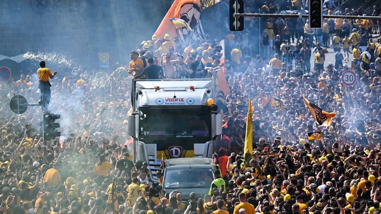 Dynamo Dresden:  Pesta Naik Kelas & Kembang Api