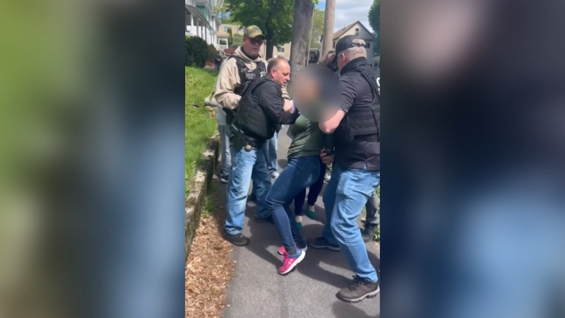 ICE Raid: Crowd Intervention Causes Chaos