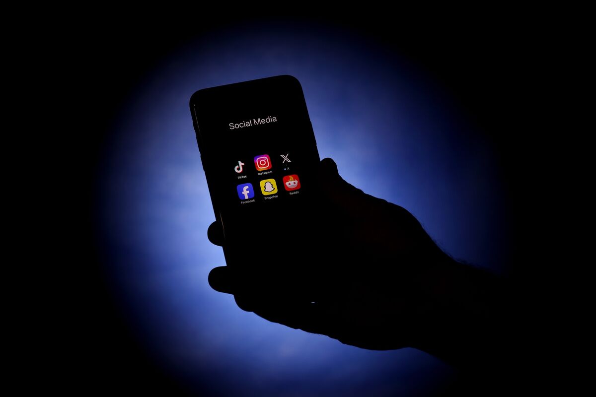 Social Media Ban:  Luxon Targets New Zealand's Under-16s